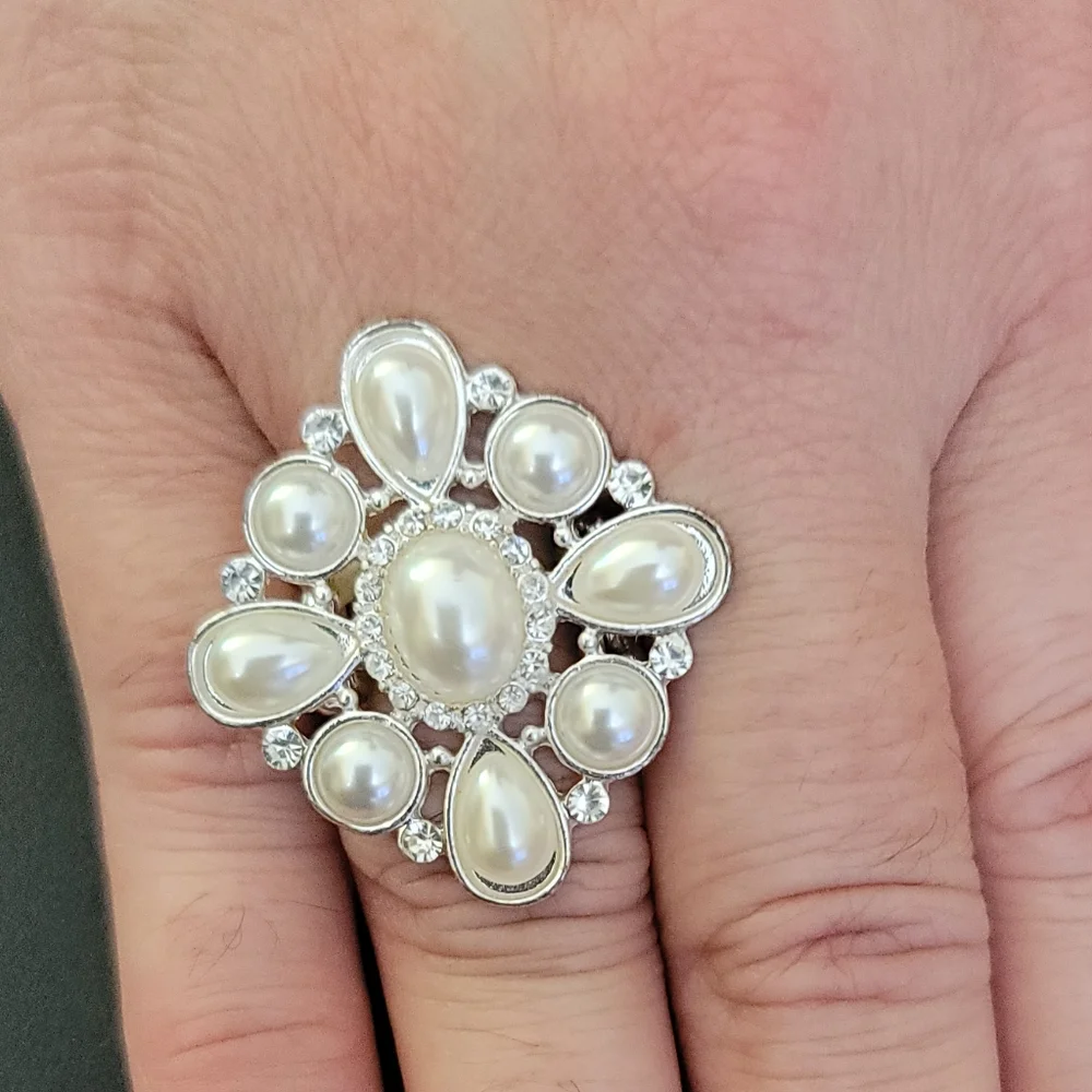 NWOT Vintage Floral Cluster Ring Adjustable Size with stretch